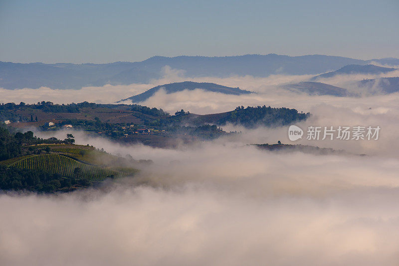 São Leonardo da Galafura在杜洛山谷的视角，雾使你看不到杜洛河